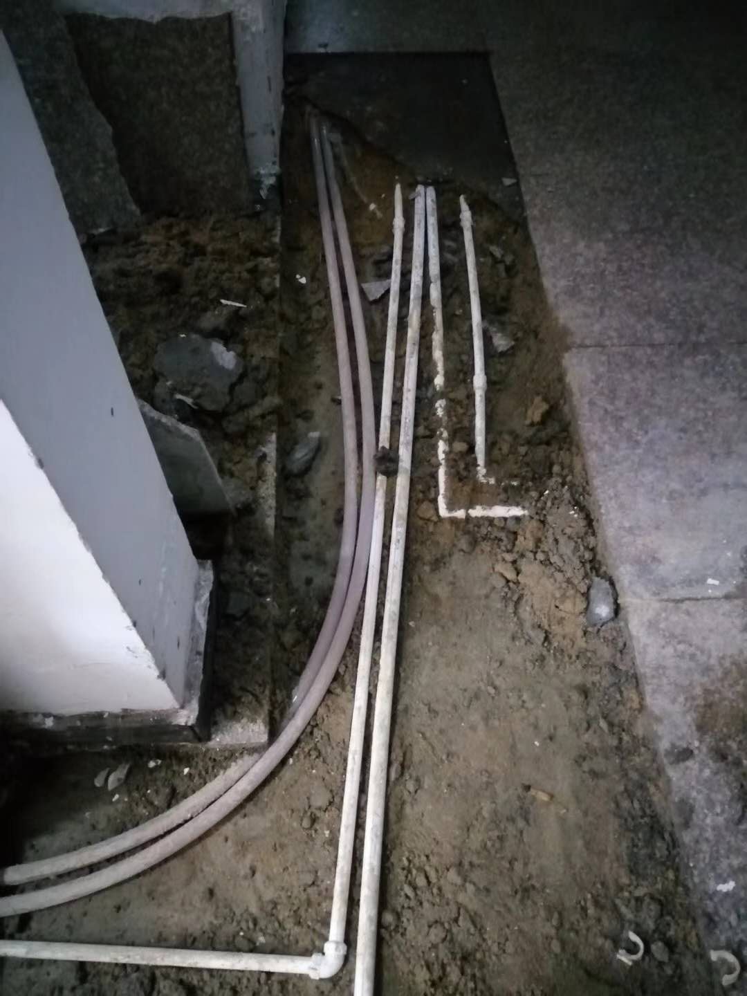 新安漏水，切勿盲目乱刨乱砸
