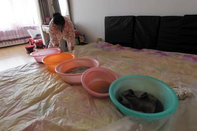 新安楼上漏水，住户失联，小区没物管，业主维权难！律师来支招……